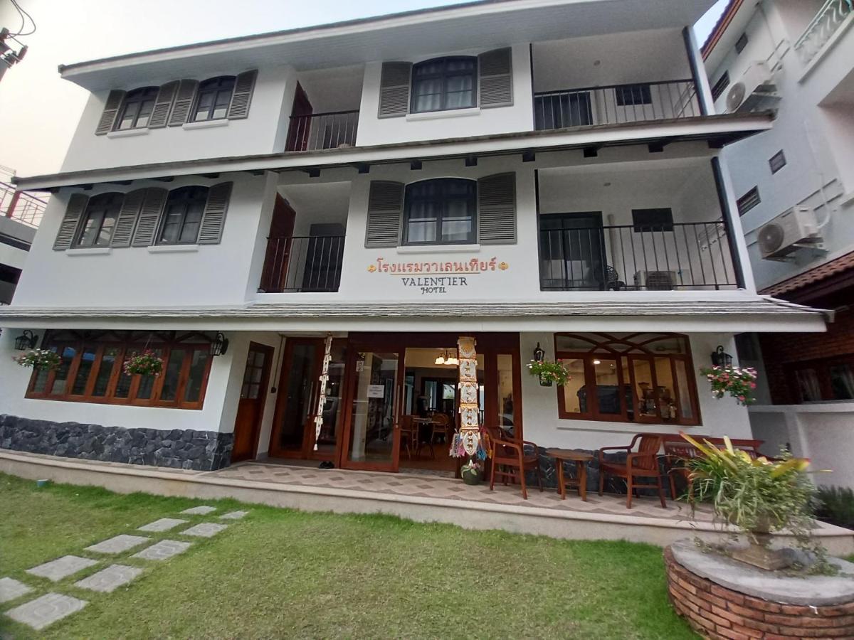 Valentier Cafe And Hotel Chiang Mai Buitenkant foto