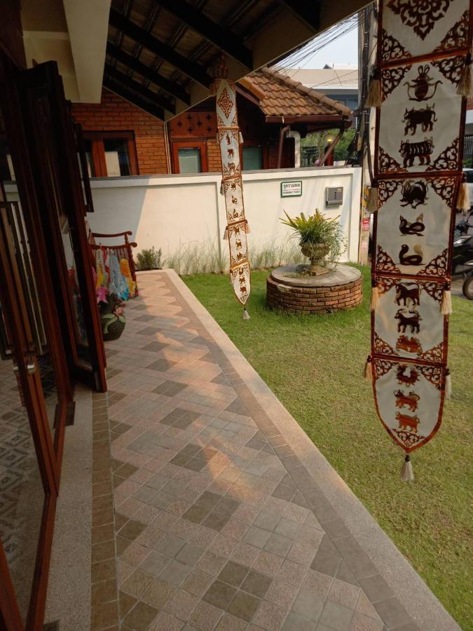 Valentier Cafe And Hotel Chiang Mai Buitenkant foto