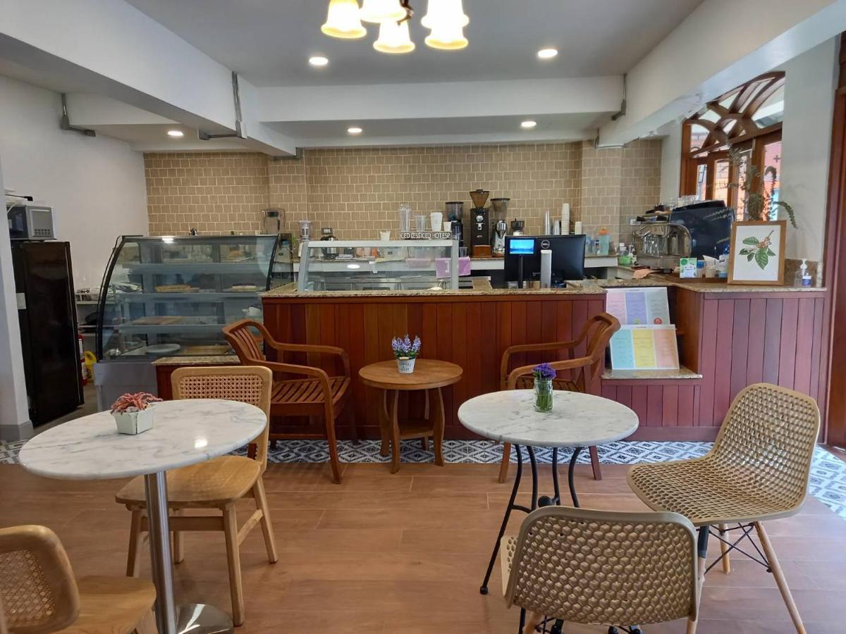 Valentier Cafe And Hotel Chiang Mai Buitenkant foto